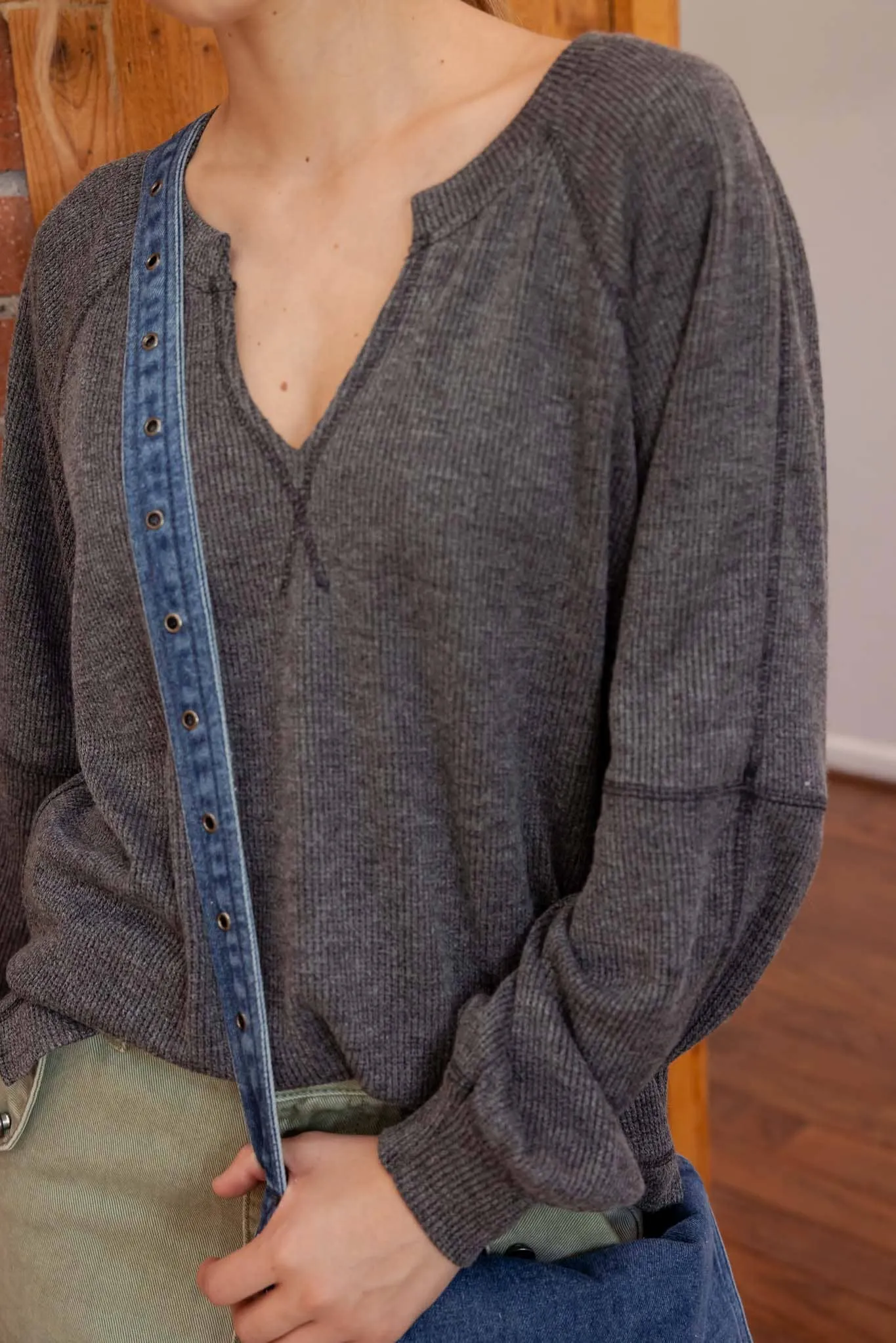 SPLIT NECK LONG EXTENDED SLEEVE RAGLAN KNIT TOP