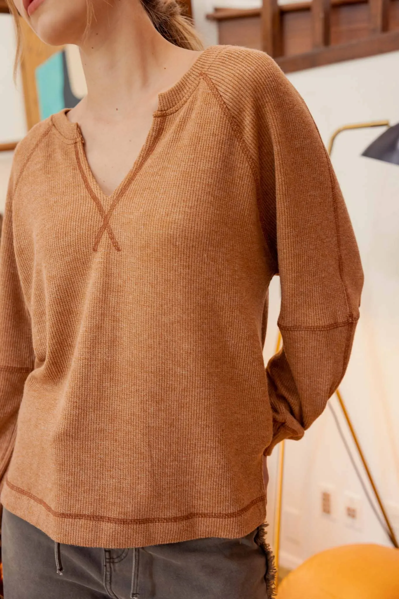 SPLIT NECK LONG EXTENDED SLEEVE RAGLAN KNIT TOP