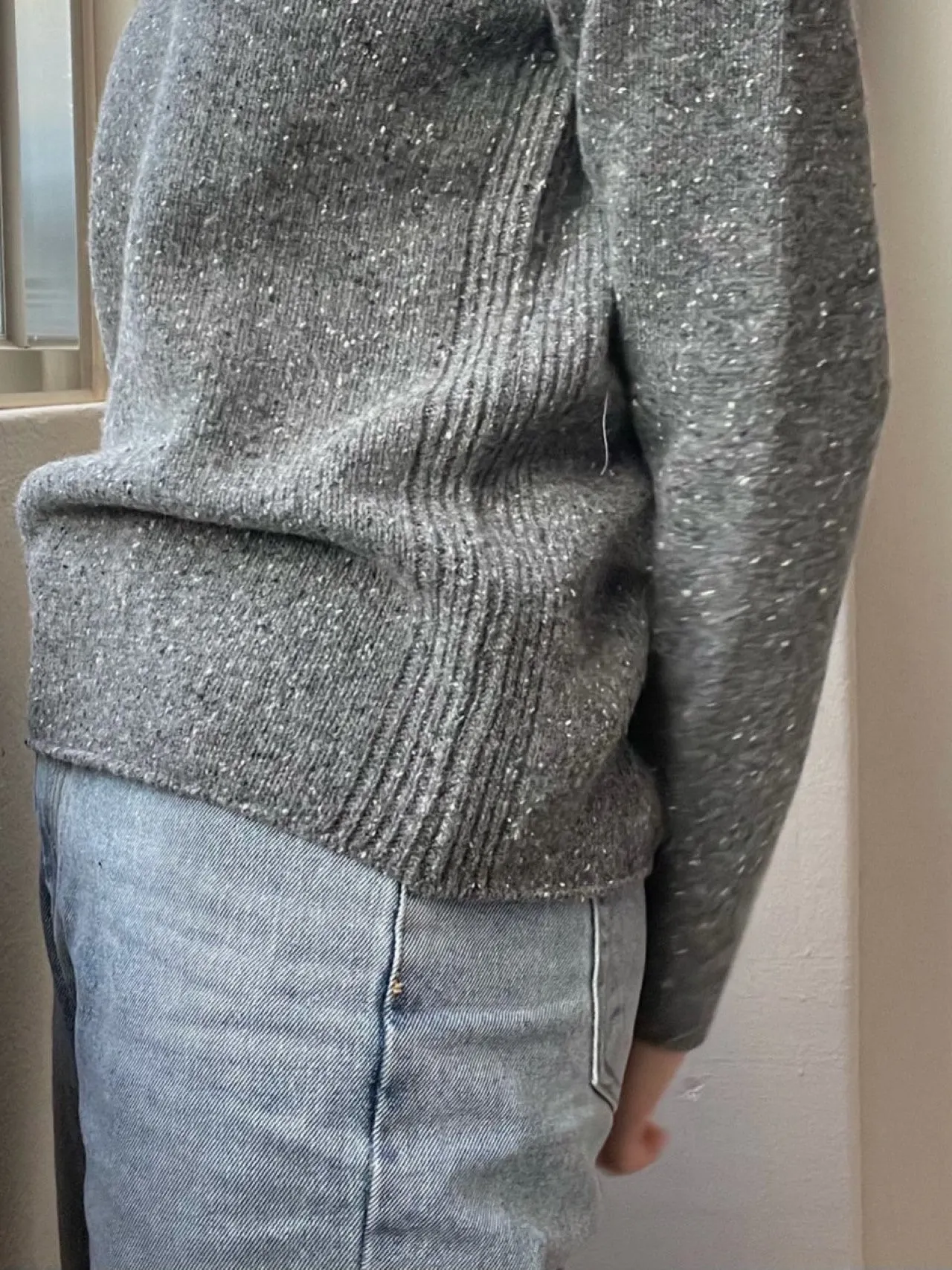WOOLEN V-NECK KNIT