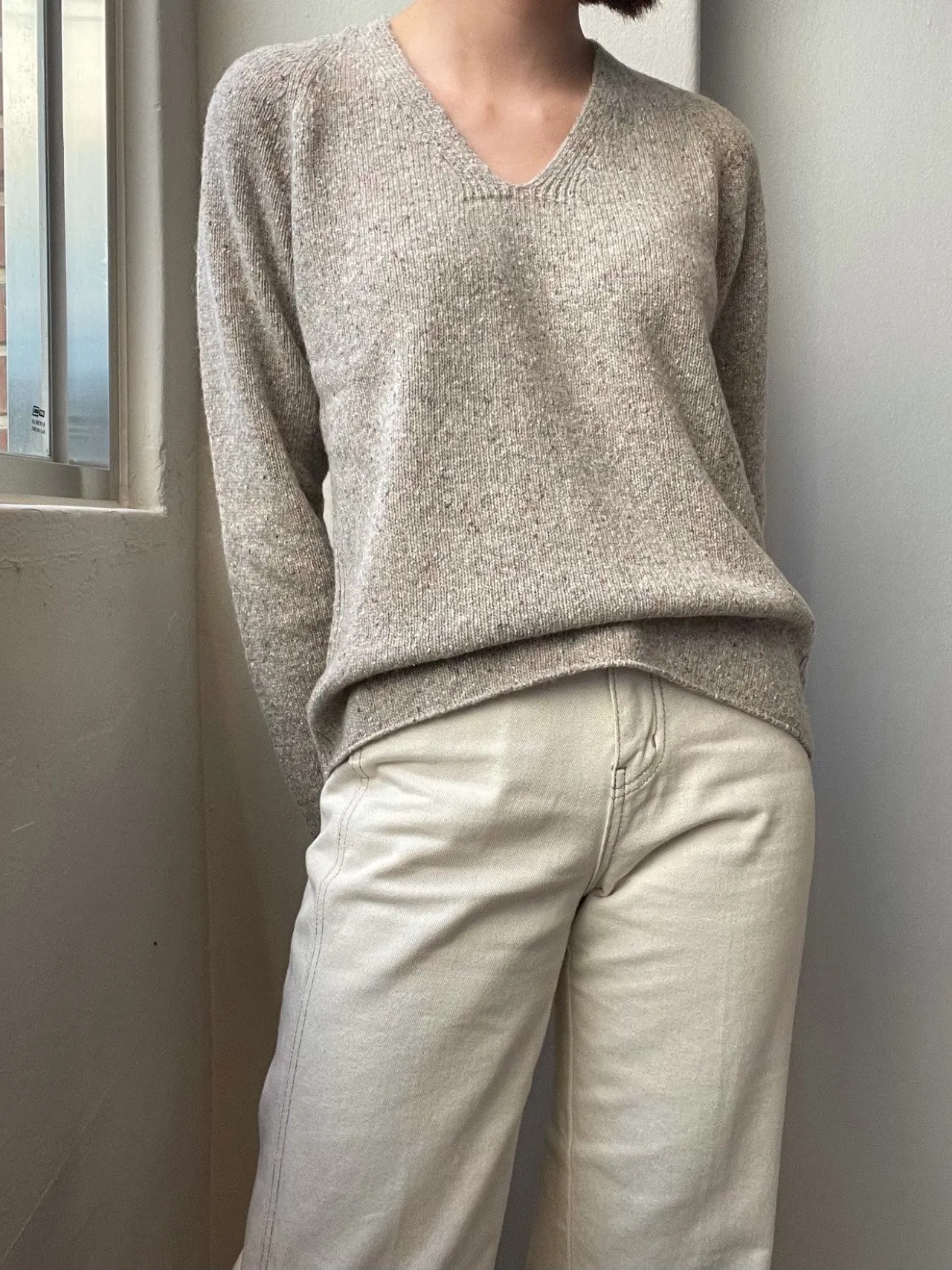 WOOLEN V-NECK KNIT